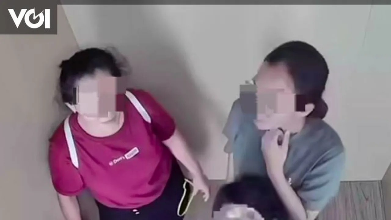 امرأتان تتعرضان للفضيحة بعد سرقة هاتف سامسونج في مركز تسوق جاكرتا